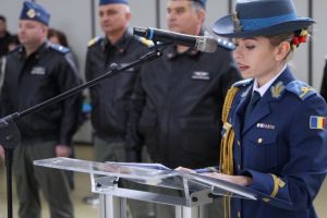 Sublocotenentul Miruna Camelia Mocanu, născută la Mărăşeşti, şefă de promoţie al Cursului de bază Aviaţie-nenaviganţi