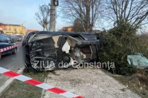 FOTO+VIDEO: Accident spectaculos in Ovidiu, judetul Constanta! Un autoturism a sarit peste un sens giratoriu 