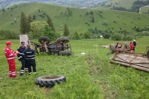 Şi-a găsit sfârşitul în tractorul cu care s-a răsturnat pe o păşune