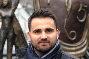 REFLECȚII  FRANCEZE  –  Adrian CHIFU – Inteligenţa la kilowat, sau cum ne confundă miliardarii cu prizele