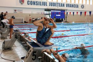 Aproape 300 de copii au adus primăvara în apă, la „Cupa Mărţişorul Vrancei”