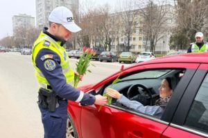 Ieri, de 1 Martie, poliţiştii au oprit în trafic şoferiţele nu pentru a le sancţiona, ci pentru a le oferi flori/ FOTO