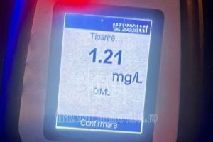 TÂRGOVIȘTE: Un şofer cu o alcoolemie uriaşă a lovit două maşini parcate
