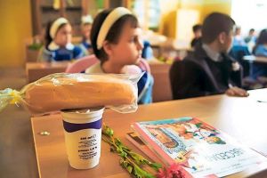 Părinţi din Sibiu, nemulţumiţi de programul „Cornul şi Laptele”, cer schimbări. „Majoritatea ajung la coş”