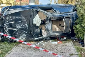 Șofer beat, s-a răsturnat cu BMW-ul pe trotuar