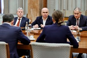 Guvernul caută soluţii pentru românii blocaţi în Orientul Mijlociu. Primele zboruri vin din Israel, prin Egipt