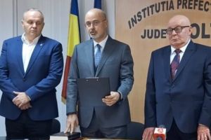 VIDEO Noul prefect de Olt, Emil Albotă, a depus jurământul. „Îmi voi exercita funcţia cu imparţialitate, cu fermitate şi în respect faţă de lege şi de cetăţeni”