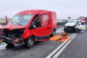 Impact violent între două autovehicule pe DN 2B! Doi oameni au ajuns la spital!