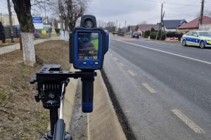 Poliţiştii, cu ochii pe şoferii vitezomani, la Botoşani. Șase permise reţinute