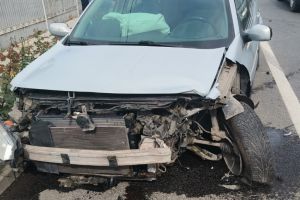 Accident în judeţul Satu Mare: băut şi cu permisul suspendat, un tânăr s-a izbit cu maşina de gardul unei biserici