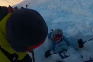 Avalanşă filmată în Masivul Bucegi. Două persoane, surprinse sub zăpadă