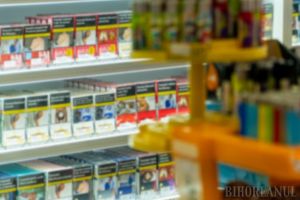 A spart un magazin din Tileagd şi a furat bani şi ţigări: tânăr de 28 de ani, arestat pentru furt calificat