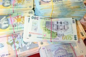 Ajutoare de la stat pentru botoşăneni cu maşini, bani obţinuţi din jocuri de noroc sau părinţi care luau salariu şi indemnizatie. Peste 1,8 milioane de lei încasate ilegal