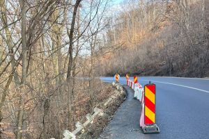 Alunecare de terasament reactivată pe DN 11, în judeţul Bacău. Circulaţie semaforizată pe un sens