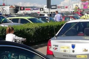 În FINE! Poliţia dă amenzi celor care parchează la VIVO - FOTO
