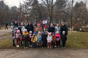 FOTO Copaci „îmbrăcaţi” cu mărţişoare de copiii unei grădiniţe din Botoşani! „Să ştie că a venit primăvara şi să scoată frunzele mai repede”