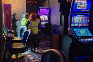 Un fost poliţist din Botoşani cere interzicerea jocurilor de noroc. A depus un proiect de hotărâre împotriva sălilor de jocuri