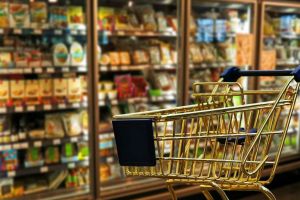 Analistul economic Adrian Negrescu: Românii vor resimţi un şoc la raft chiar din această lună. Alimentele esenţiale vor înregistra cele mai rapide şi vizibile ajustări de preţ