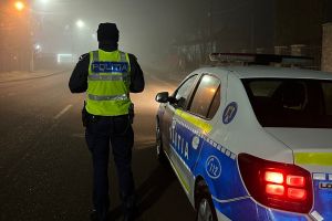 Caz şocant, în această seară, la Botoşani! Un tânăr a intrat într-o casă şi a ameninţat cu cuţitul proprietarii, cerându-le banii