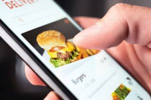 Comerţul modern care omoară HoReCa: când delivery-ul devine mai scump decât mâncarea