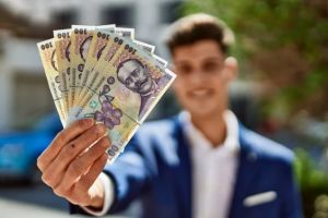 Burse sociale de 925 de lei pentru studenţi. Cine poate primi banii