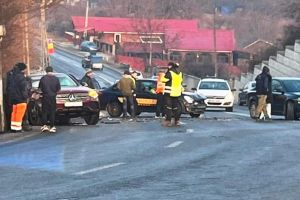 VIDEO! Accident la Vidra! Două autoturisme implicate!