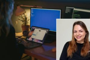 Care este postura corectă la birou lucrând pe laptop