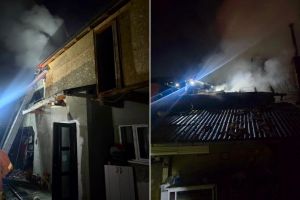 Incendiu violent în miez de noapte la Sibiu: mansarda unei case a fost distrusă / foto