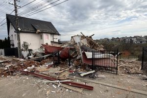 Explozie urmată de incendiu la o locuinţă. Persoană găsită decedată