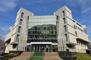 Violenta extrema: O persoana, lovita cu pumni, suturi, ranga si un topor de catre trei indivizi! Inculpatii, adusi la Tribunalul Constanta