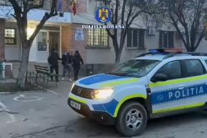 Bărbat din Bujoru, reţinut după ce şi-a bătut mama, sora şi fratele / Persoanele vătămate au fost transportate la spital