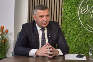 Hurduzeu contestă strategia şmecherească a premierului Bolojan! Blochează peste 8.000 de instituţii ale statului!