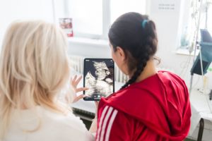 În 2024, în Braşov 27 de copile sub 15 ani au devenit mame. Peste 650 de fete mai mici de 19 ani au născut şi ele