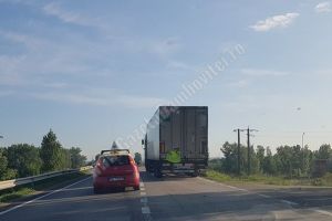 VIIȘOARA: Un TIR, a cărui pompă de apă a cedat, îngreunează circulaţia pe DN 72
