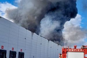 Incendiu la o hală din Argeş. Flăcările au cuprins acoperişul