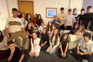 Cei 28 de elevi din Vrancea, blocaţi în Dubai după anularea zborurilor, vor continua cursurile online, până la revenirea în ţară