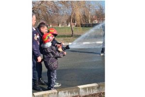 FOTO. Sute de elevi implicati in exercitii de evacuare, de Ziua Protectiei Civile, in judetul Constanta 