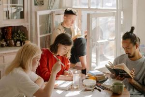 925 de lei pe lună, din fonduri europene, pentru studenţi din medii defavorizate. Apel deschis pentru universităţi