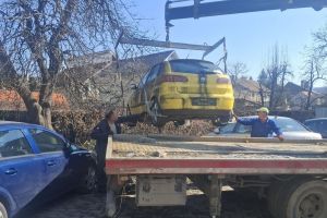 Primăria Bistriţa ridică alte şase rable adandonate pe domeniul public