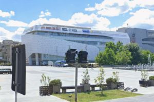Poliţiştii caută o persoană care ar fi folosit o armă în zona unui centru comercial din Craiova