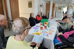 Lacrimi şi zâmbete la Sălişte: mărţişoare făcute de bunici pentru copiii din Tălmaciu / foto