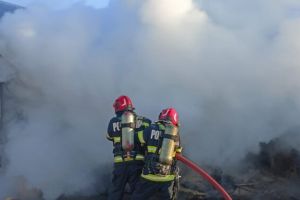 Incendiu la un atelier auto din judeţul Satu Mare! Pompierii intervin de urgenţă cu mai multe autospeciale