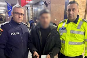 Bărbat de 63 de ani, găsit dezorientat pe DN2-E85 între Cleja şi Faraoani. Poliţiştii l-au ajutat să ajungă acasă în siguranţă