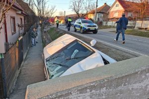 O maşină s-a izbit de un cap de pod la Galaţii Bistriţei. Doi adulţi au fost răniţi