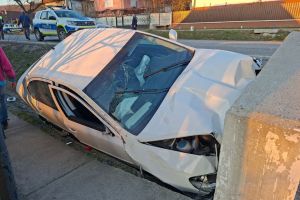 O maşină s-a izbit de un cap de pod la Galaţii Bistriţei (video cu impactul)