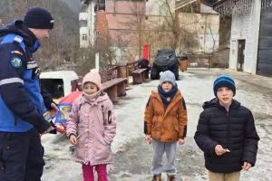 Mărţişoare şi îmbrăţişări pentru jandarmii montani din Slănic-Moldova, din partea copiilor de la Centrul „Sf. Luigi Scrosoppi”