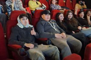 Prima ieşire la Timişoara pentru zeci de elevi din mediul rural. „Gipsy Queen”, filmul care transformă un bilet la cinema într-o şansă la educaţie