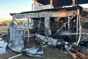 FOTO. Cum a luat foc atelierul auto din judeţul Satu Mare. O autoutilitară a ars complet, iar flăcările ameninţau un abator