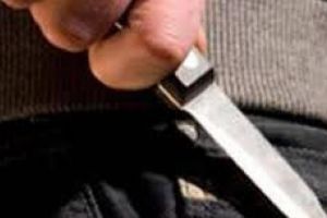 Bărbat băut şi cu briceagul în mână, amendat pentru că nu a vrut să plece din bar