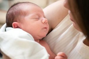 Mame la 15 ani. Harta naţională a adolescentelor care au născut/ Sute de cazuri în Olt